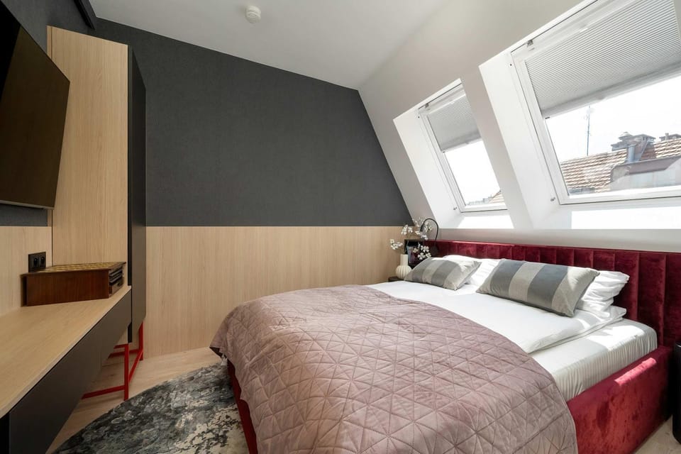 Bed, TV and multimedia, Photo of the whole room, Bedroom