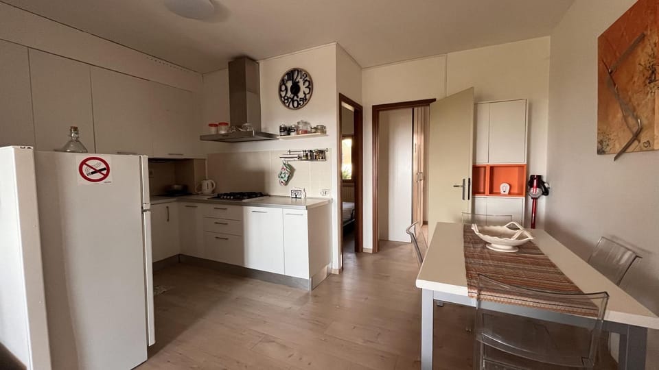 Kitchen or kitchenette, Dining area, stove