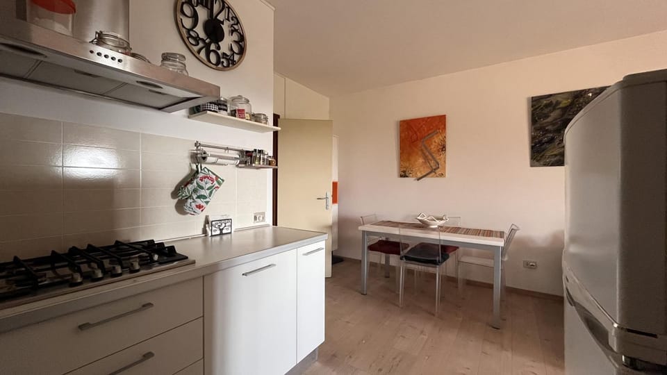 Living room, Seating area, Dining area, stove