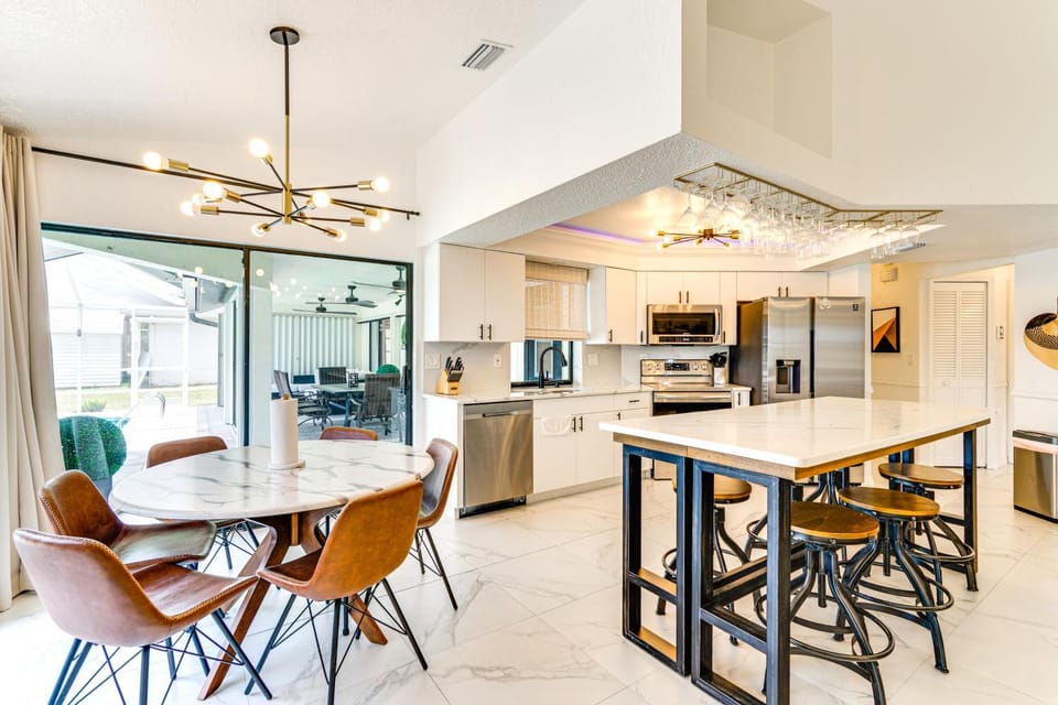Group Getaway: Luxe Lakeside Gem in Port Charlotte House in Port Charlotte