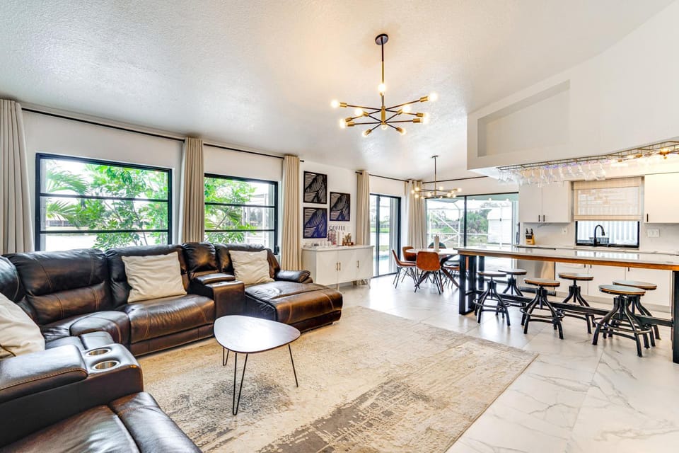 Group Getaway: Luxe Lakeside Gem in Port Charlotte House in Port Charlotte