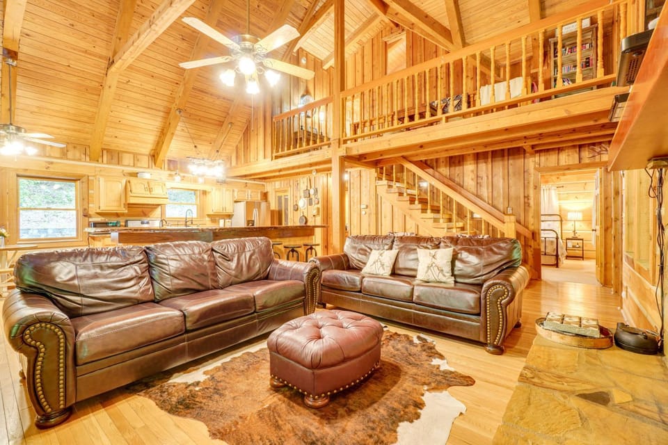 Log Cabin w/ Vaulted Great Room & Creek Near GSMNP Cabin in Sevier County