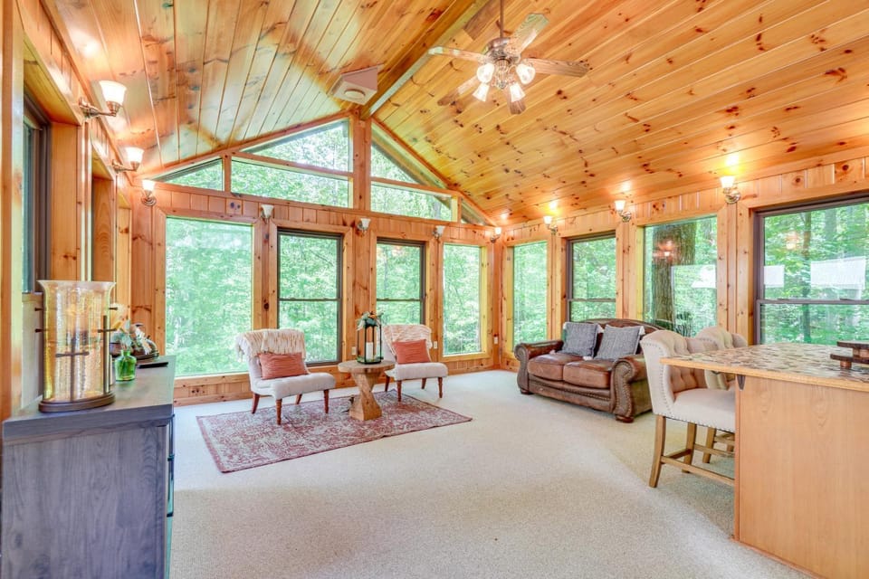 Log Cabin w/ Vaulted Great Room & Creek Near GSMNP Cabin in Sevier County