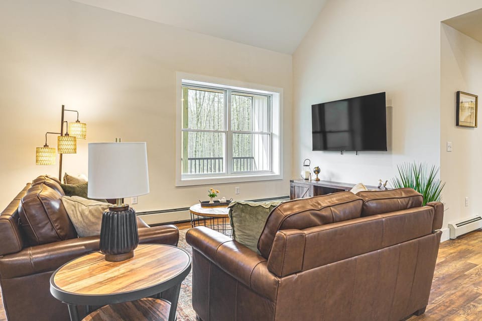 Walk to Sebago Town Beach: Luxe Townhome w/ Grill House in Baldwin