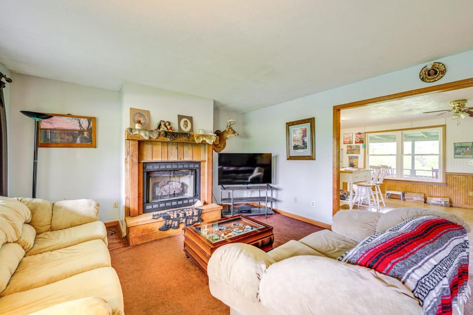 5 Mi to Lake Junaluska: Mtn Haven w/ Deck! House in Maggie Valley