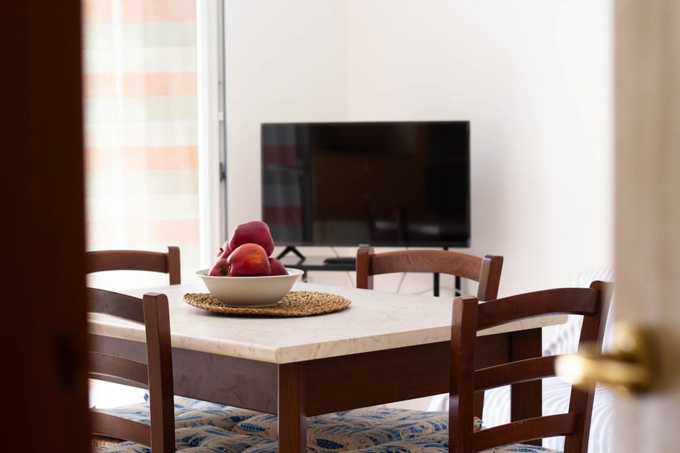 TV and multimedia, Living room, Seating area, Dining area