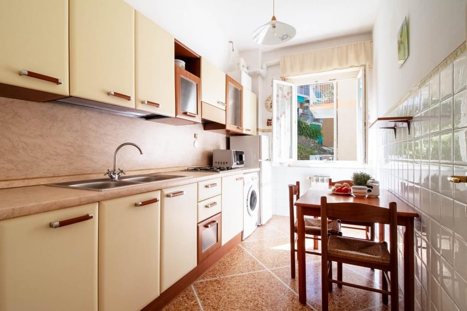 Kitchen or kitchenette, Dining area, oven, stove