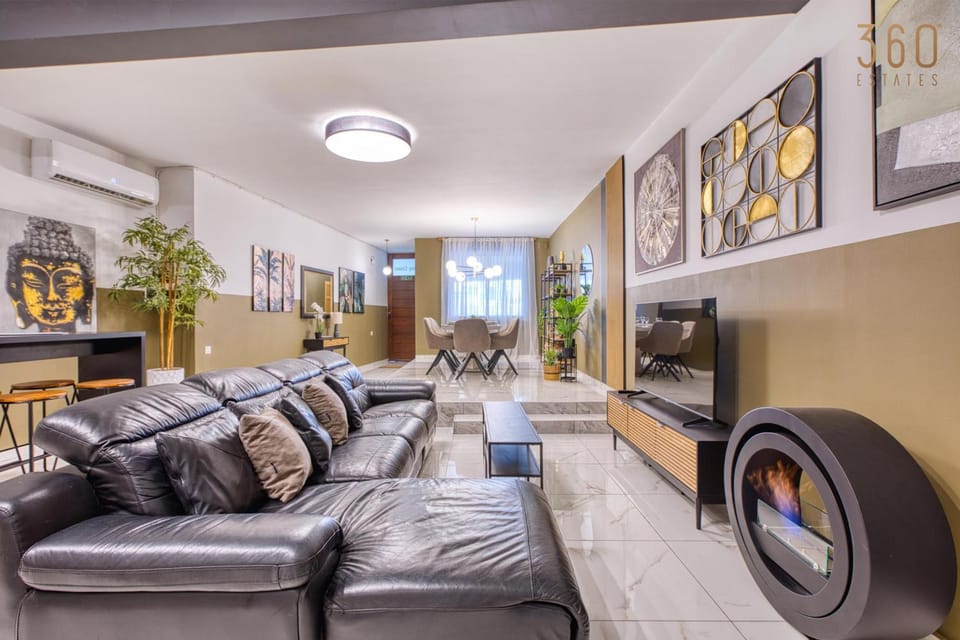 Communal lounge/ TV room, TV and multimedia, Living room, Seating area, Evening entertainment, flat iron