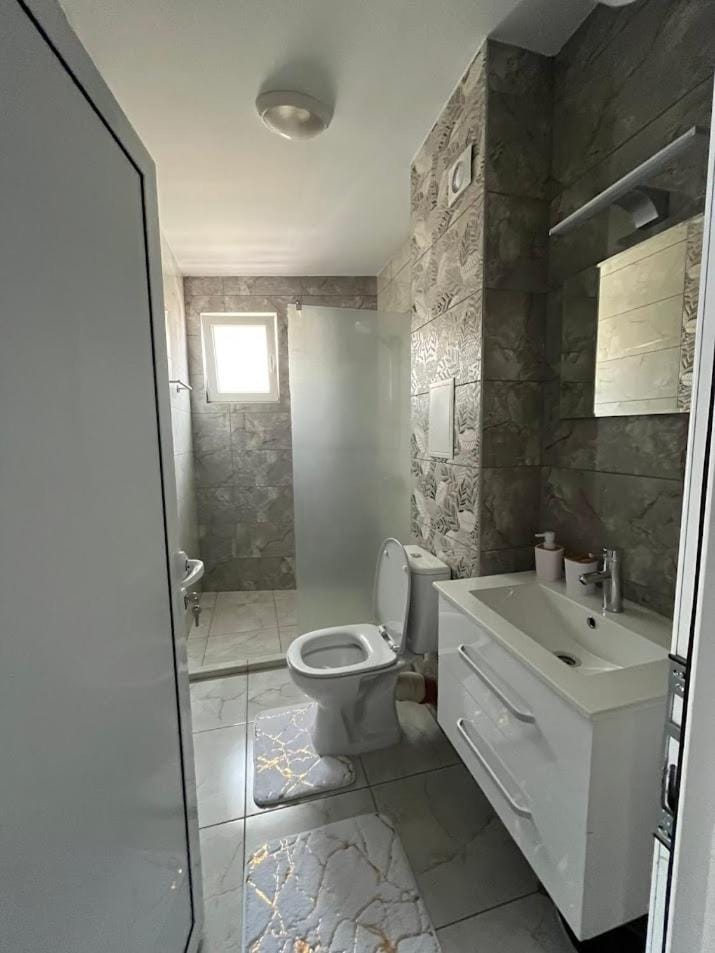 Shower, Toilet, Bathroom, towels