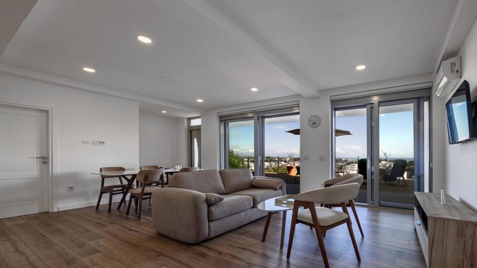 Communal lounge/ TV room, TV and multimedia, View (from property/room), Balcony/Terrace, Living room, Seating area, Dining area, Evening entertainment