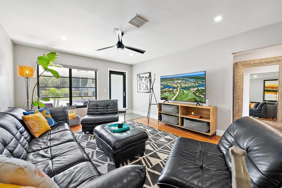 Modern Mid-Century Beach Bungalow House in Lake Worth