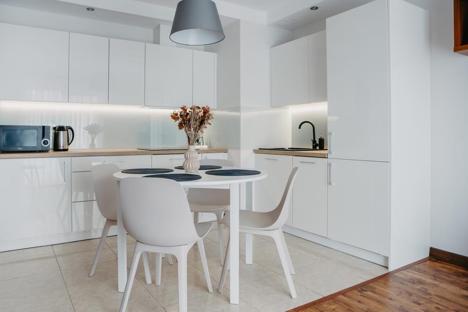 Kitchen or kitchenette, Dining area, microwave, stove, stove, kitchen, kitchen