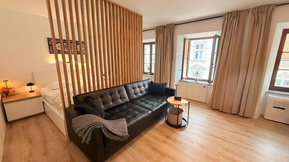 Living room, Seating area, internet