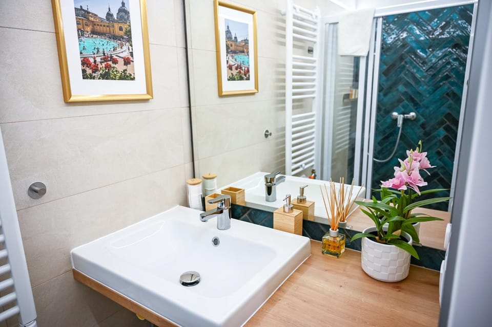 Bathroom, Decorative detail