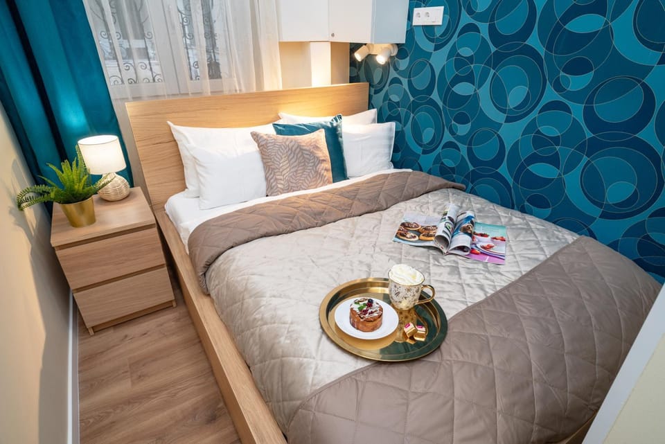 Bed, Photo of the whole room, Decorative detail, Bedroom, heating