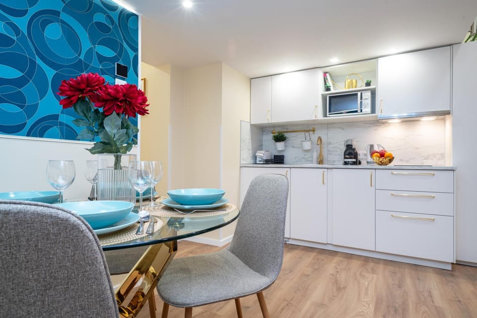 Coffee/tea facilities, Kitchen or kitchenette, Decorative detail, Seating area, Dining area, microwave, stove, toaster