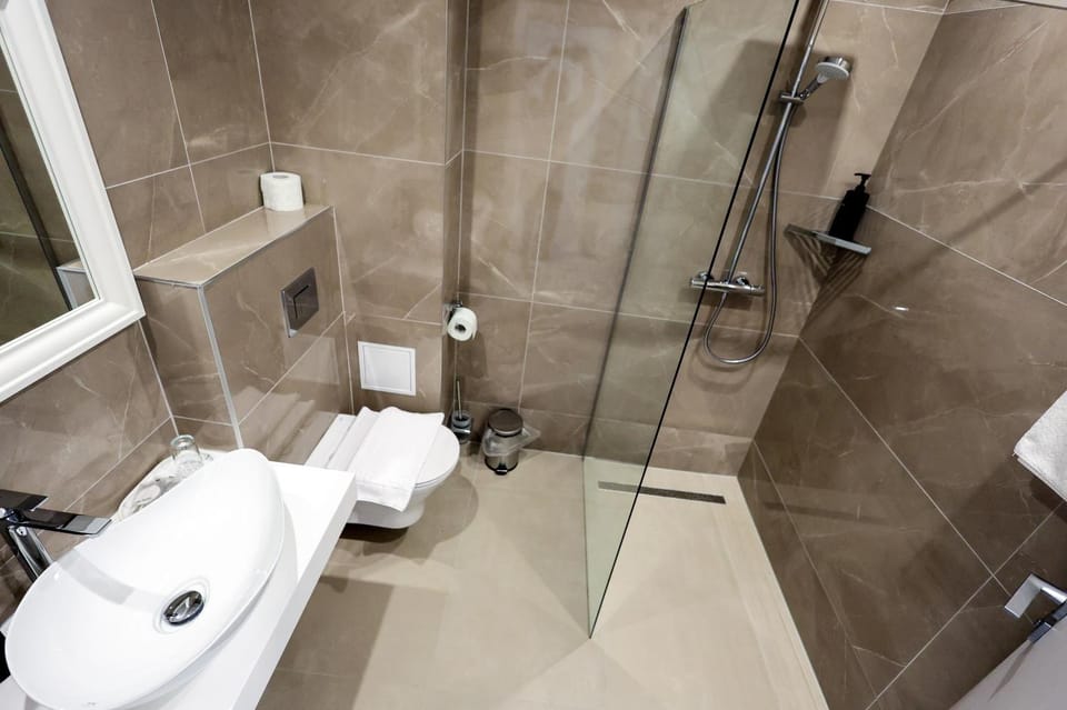 Shower, Toilet, towels
