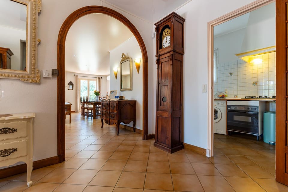 Kitchen or kitchenette, Dining area, stove