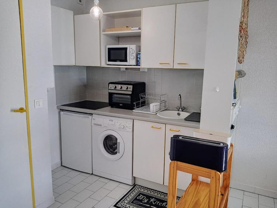 Kitchen or kitchenette, oven, stove, toaster, washing machine
