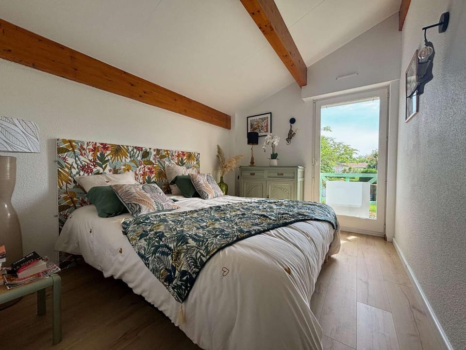 Maison mitoyenne avec beau jardin proche lac Apartment in Sanguinet