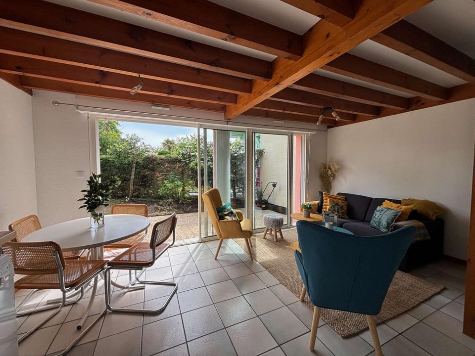 Maison mitoyenne avec beau jardin proche lac Apartment in Sanguinet