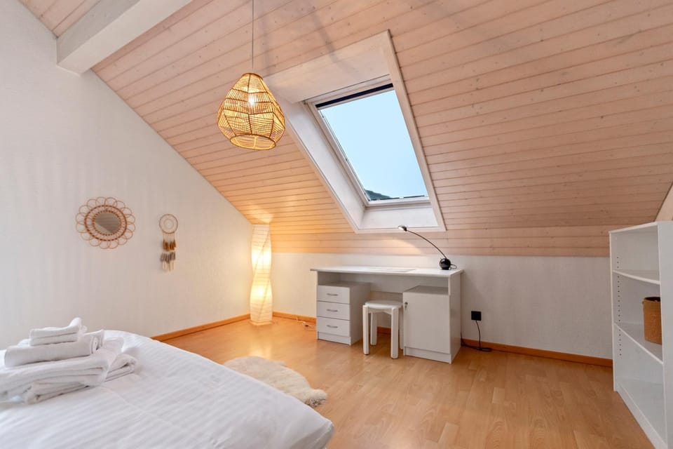 Bed, Photo of the whole room, Bedroom, towels