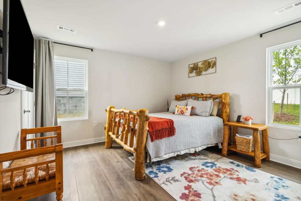 Stylish Vibe 2 Bed 2 Bath Nashville Home 30 or more Days by SkyRun Nashville House in Nashville