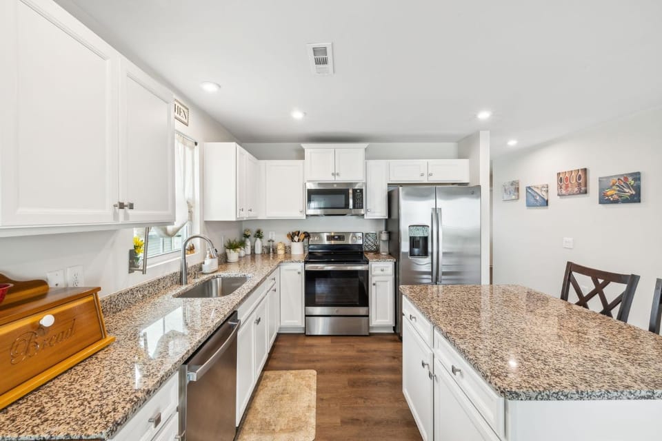 Stylish Vibe 2 Bed 2 Bath Nashville Home 30 or more Days by SkyRun Nashville House in Nashville