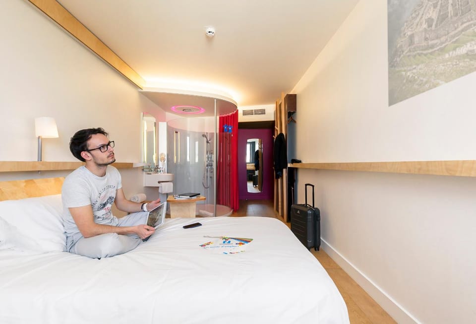 Bed, TV and multimedia, Bedroom