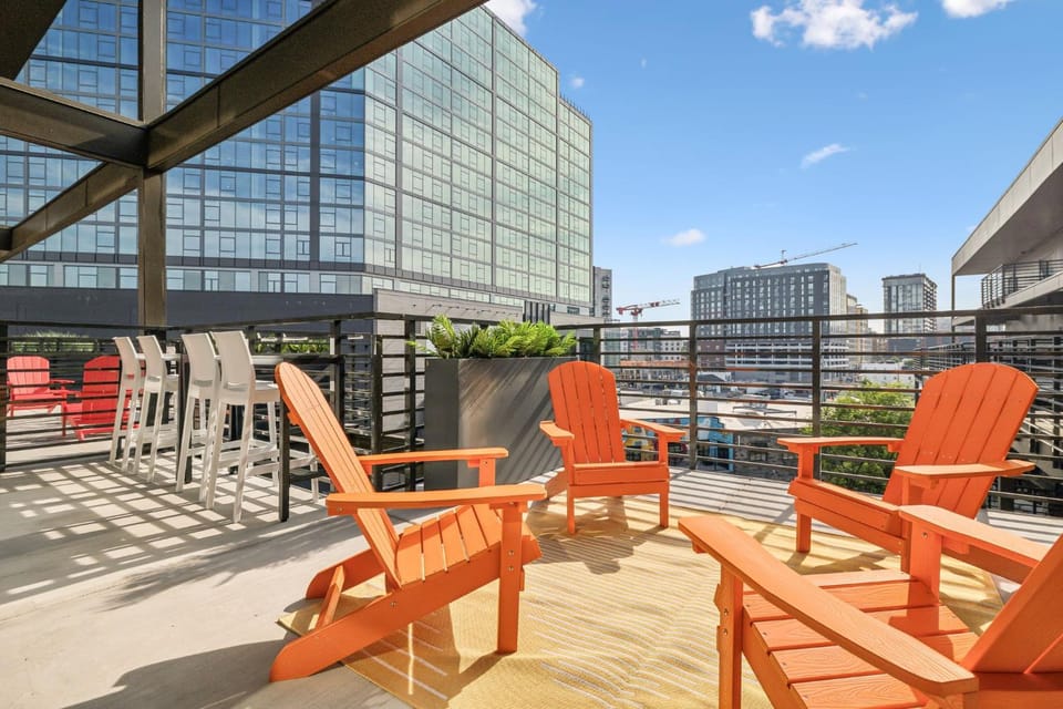 Tequila Sunrise- Walk To Broadway, Pool&Gym Apartment in The Gulch