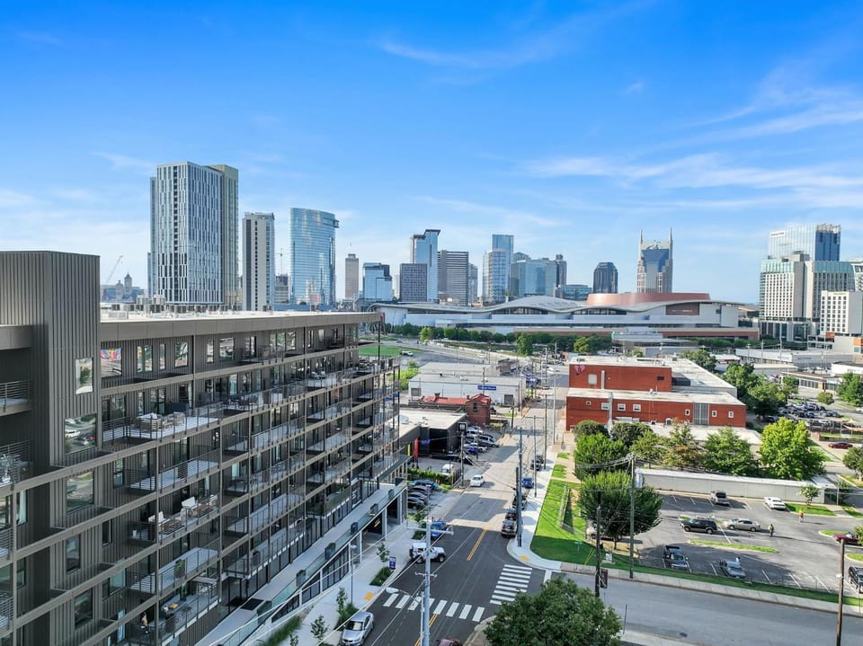 Tequila Sunrise- Walk To Broadway, Pool&Gym Apartment in The Gulch