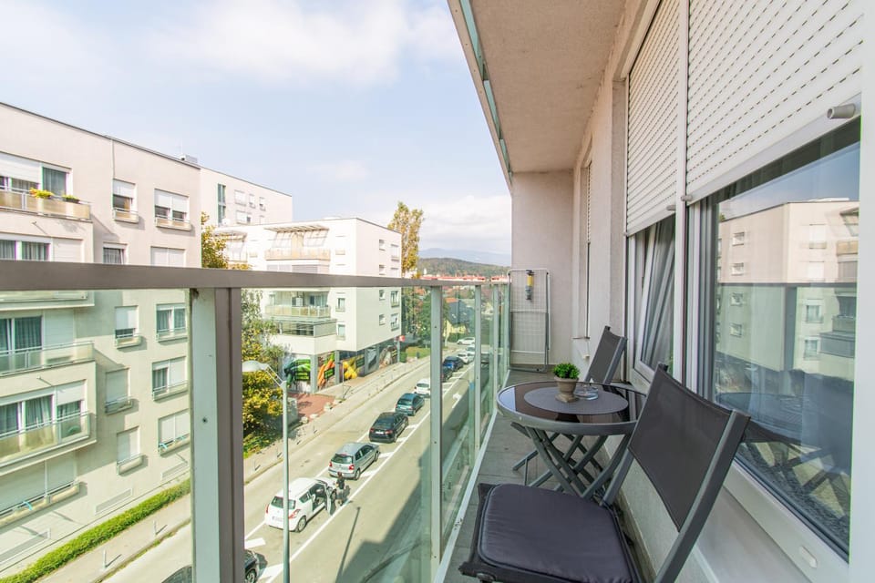 Property building, View (from property/room), Balcony/Terrace, Balcony/Terrace, Seating area, Street view, Location