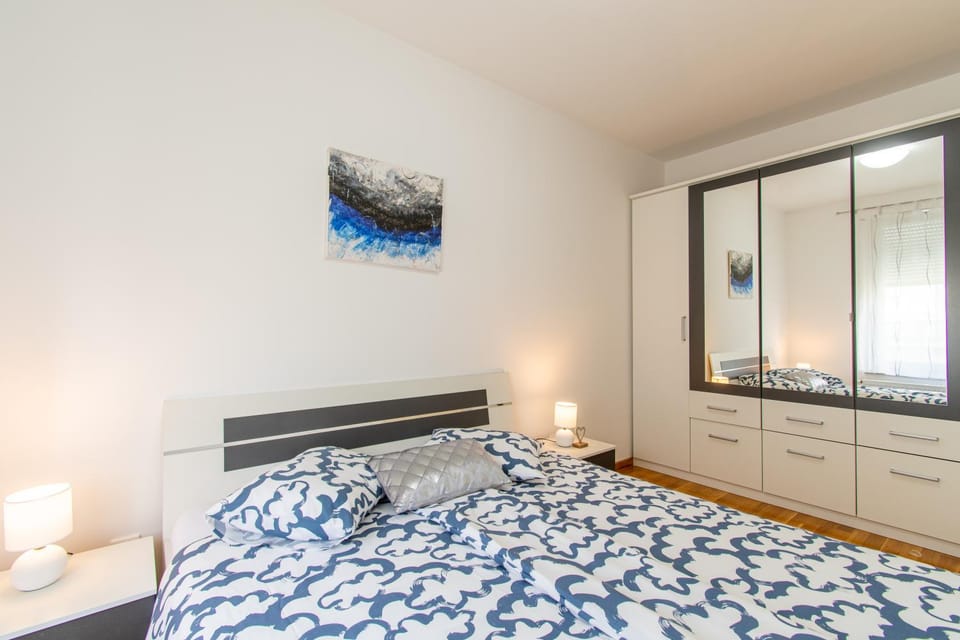 Bed, Bedroom, heating, internet, wardrobe