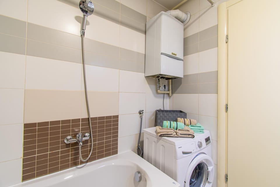 Bathroom, Bath, hair dryier, towels, washing machine, dryer