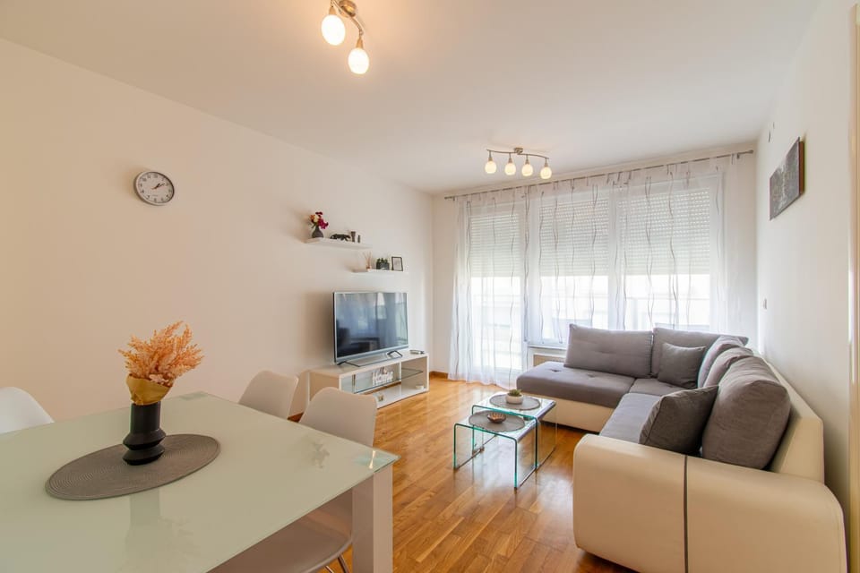 TV and multimedia, Living room, Seating area, Dining area, Family, heating