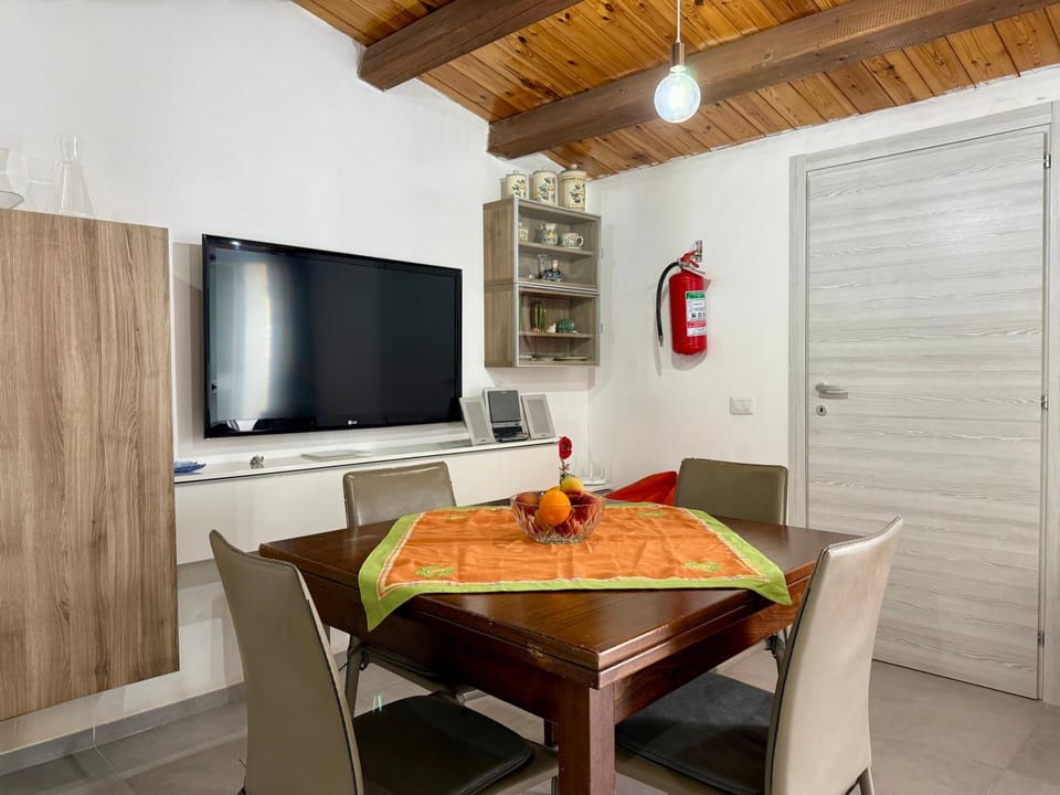 TV and multimedia, Living room, Seating area, Dining area