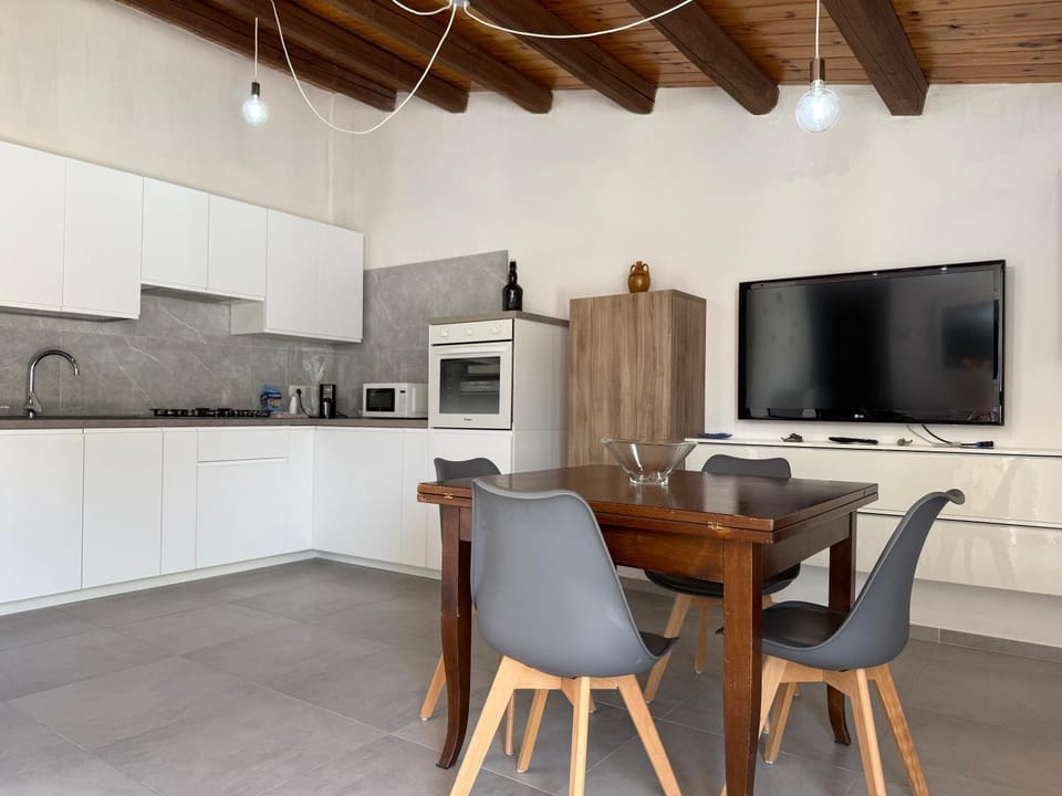 TV and multimedia, Kitchen or kitchenette, Dining area, dishwasher, oven, stove