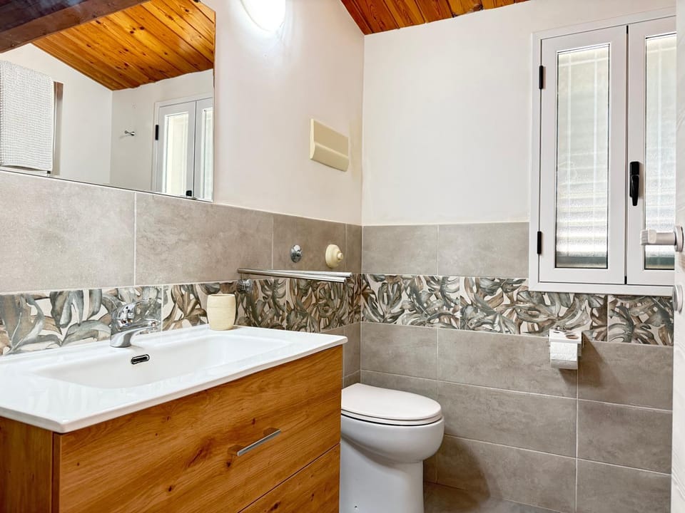 Shower, Toilet, Bathroom, bidet, towels