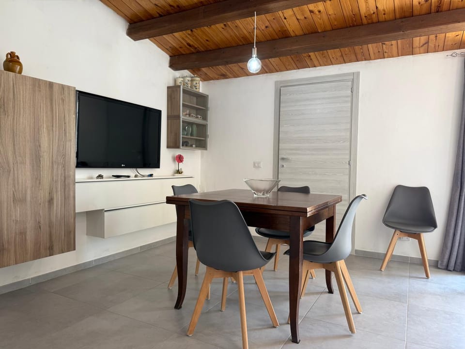 TV and multimedia, Kitchen or kitchenette, Living room, Seating area, Dining area