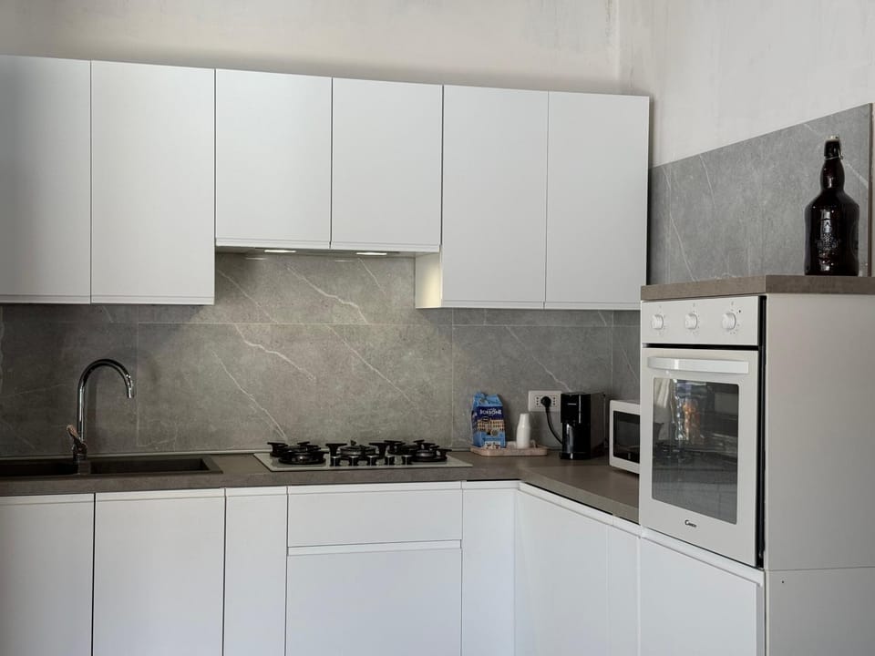 Coffee/tea facilities, Kitchen or kitchenette, dishwasher, stove