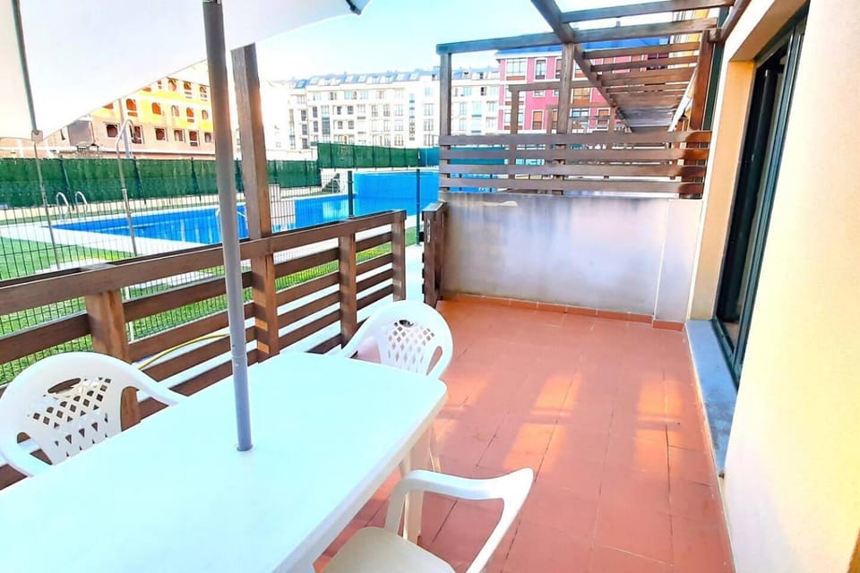 Apartamento con terraza, piscina, padel y parking Apartment in Foz