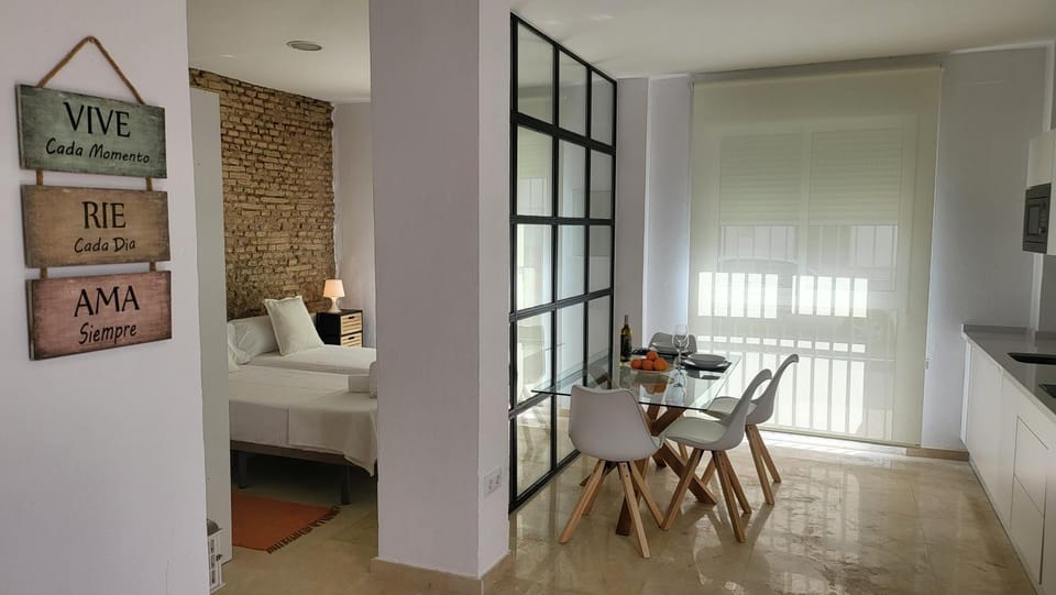 Bed, Seating area, Dining area