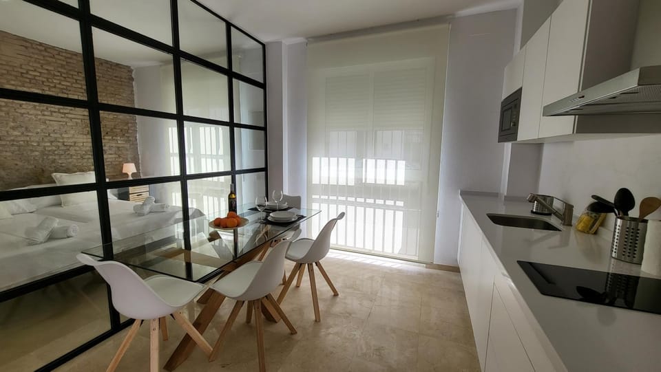 Kitchen or kitchenette, Dining area