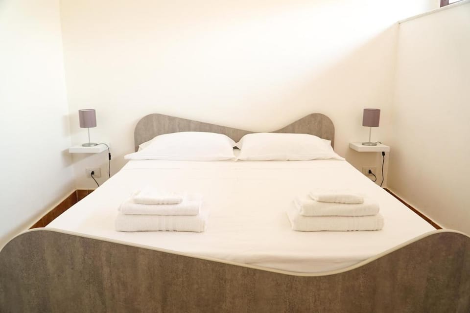 Bed, Photo of the whole room, Bedroom, towels