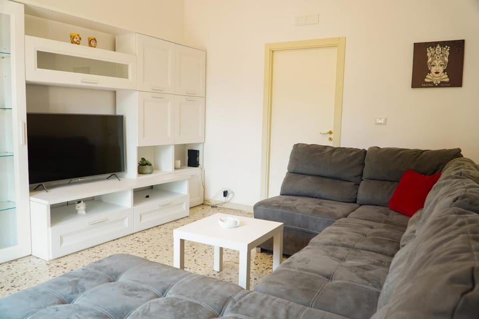 Communal lounge/ TV room, TV and multimedia, Living room, Seating area, Evening entertainment