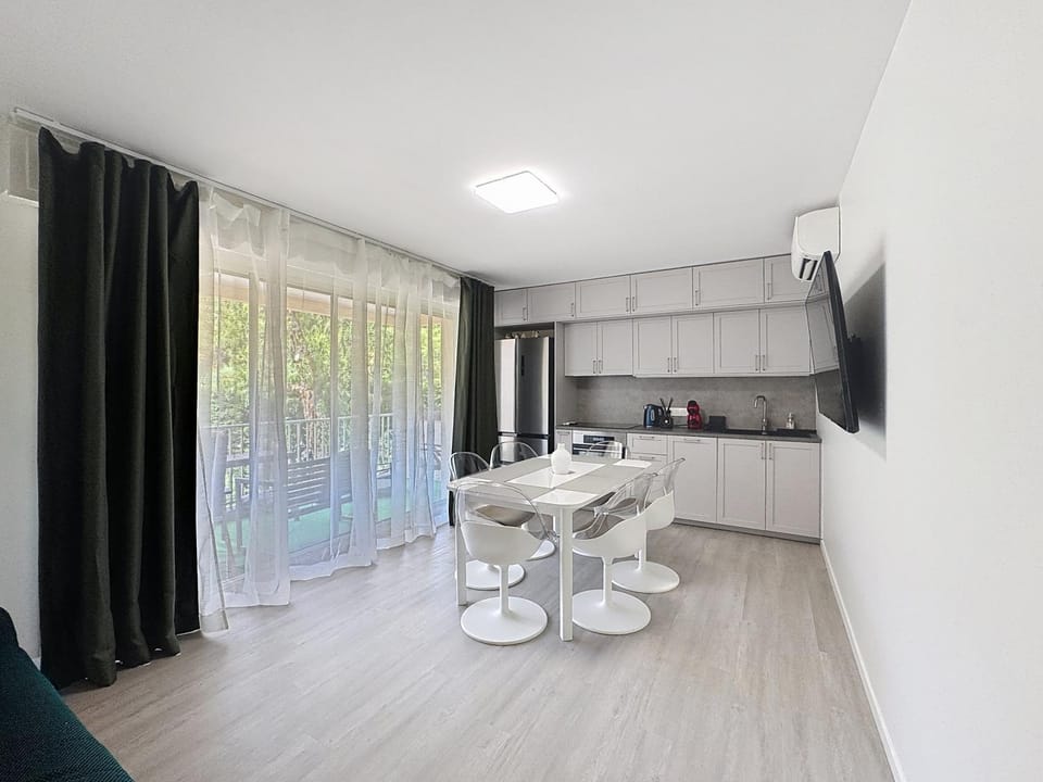 Kitchen or kitchenette, Dining area
