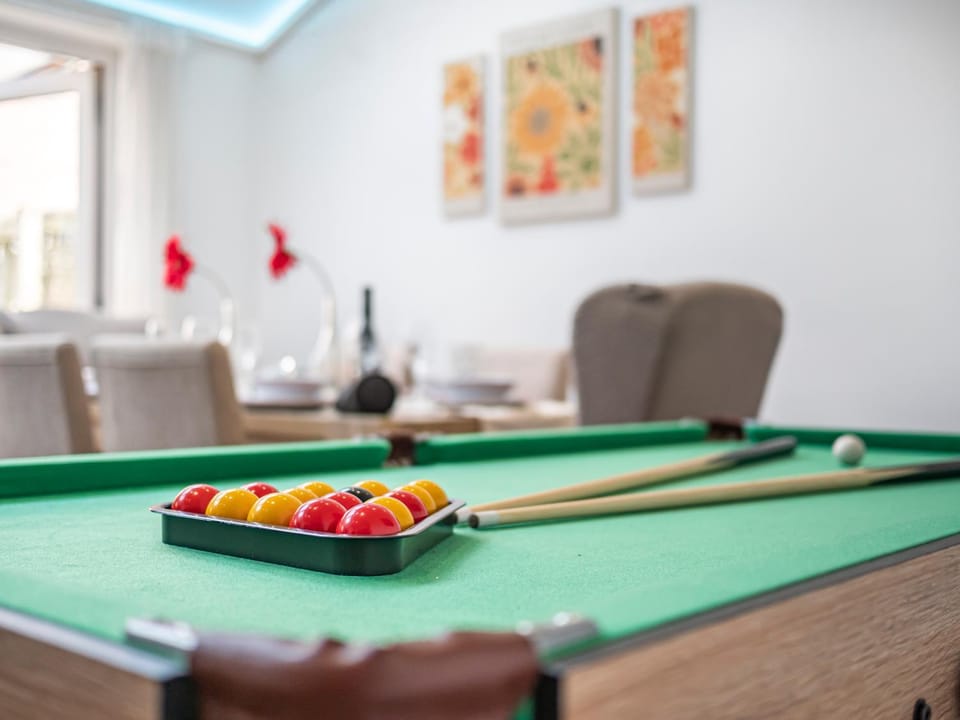 Game Room, Dining area