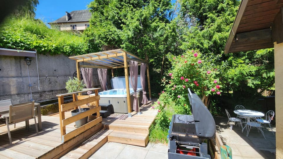 Patio, Spring, Day, BBQ facilities, Garden, Hot Tub, Hot Tub, Dining area, Garden view