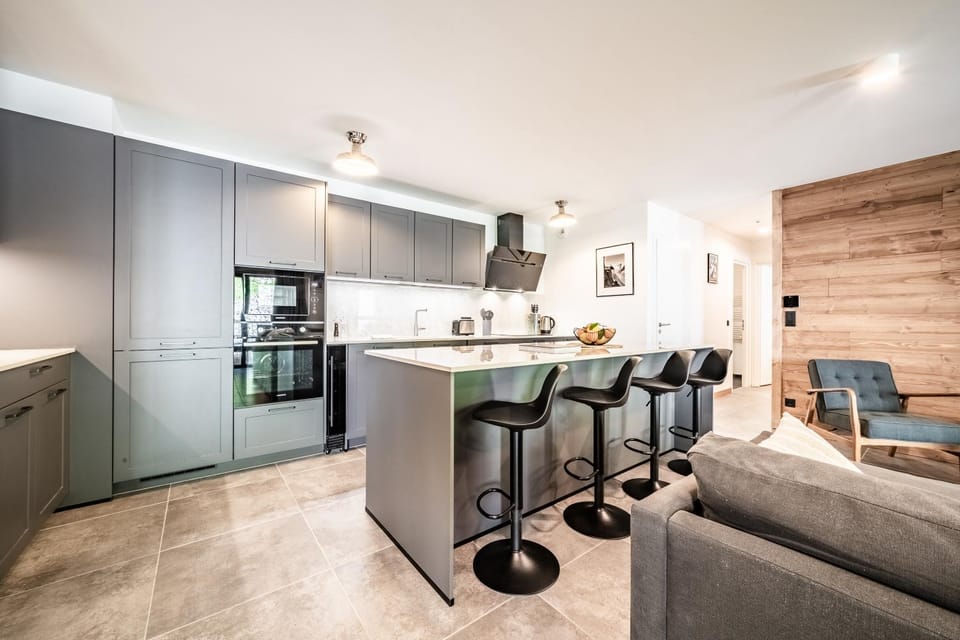 Kitchen or kitchenette, Living room, Seating area, Dining area, dishwasher, oven, stove, toaster