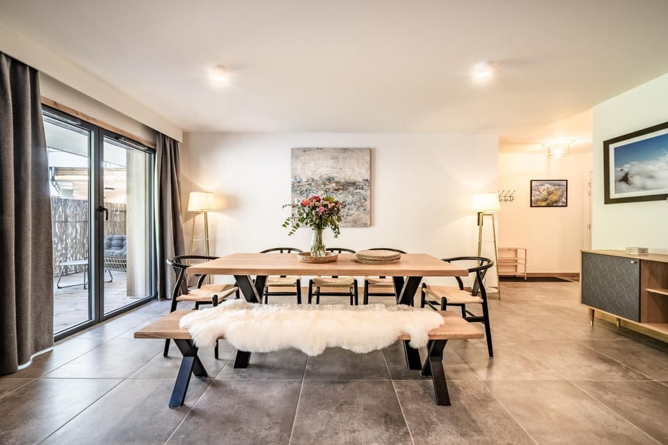 Seating area, Dining area